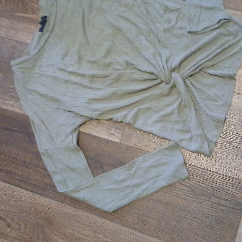 Twisted‎ Cropped Top - Picture 2 of 6